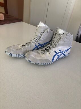 Asics Aggressor 5 white/lapis lazuli blue wrestling shoes men